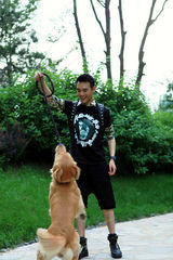 组图：王凯户外迷彩写真 阳光型男爱心魅力