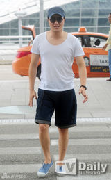 组图：《听声》主演出国度假 李钟硕未同行