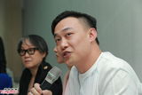 组图：徐濠萦素颜现身香港报业评议会 陈奕迅递交投诉书