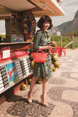 组图：海清沙滩沐浴阳光 裙舞飞扬变微笑女神