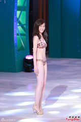 组图：港姐泳装秀热辣美胸 蛮腰翘臀各展风情