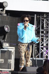 组图：郑秀文上海亮相卡通外套个性十足