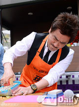 组图：柳承龙李真旭宣传《标靶》系围裙磨豆浆