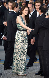 组图：暮光女戛纳走秀罩杯小难撑深V