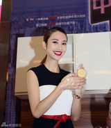 组图：张俪现场秀厨艺 美人美食相映成趣