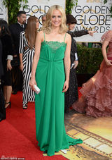 组图：泰勒-席林绿色吊带裙似睡衣外穿