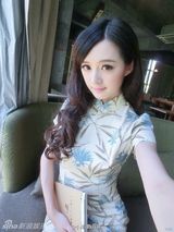 组图：女子酷似杨幂  网友直呼傻傻分不清