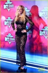 组图：女星扯裙露胸抢镜 水果姐绿裙保守