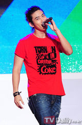 组图：2PM助威奥运 玉泽演手臂现伤痕