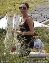 组图：小贝与好友结伴齐春游 变身奶爸享亲子乐