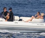 组图：妮可-里奇携家人出海 金色比基尼秀蛮腰