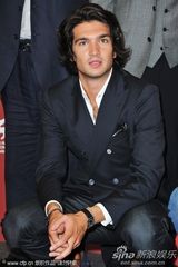 组图：竞赛片《内陆》发布会 女星黄衣配蓝裤抢镜