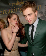 组图：《暮光4》洛杉矶首映 暮光情侣亲密亮相