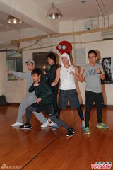 组图：古惑仔五子为个唱彩排热舞 将脱衣秀身材