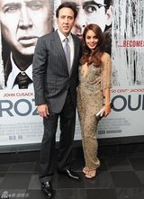 组图：凯奇亮相新片首映 瓦妮莎仰望偶像变粉丝