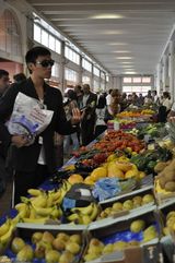 高清图：秦昊异国街头拍写真 赏戛纳小镇惬意风光