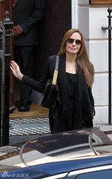 组图：安吉丽娜-朱莉现身印度餐厅 装扮一黑到底