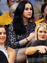 组图：凯蒂-佩里紧身豹纹裙看NBA 高举双手兴奋助威