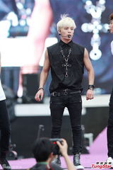 组图：香港巨蛋音乐节f(x)领衔冒台风献歌舞