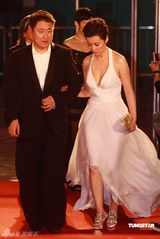 幻灯：香港金像奖颁奖红毯 袁立深V礼服显丰满胸围