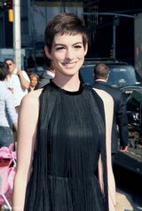 组图：短发安妮-海瑟薇黑色流苏裙魅力四射