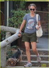 组图：娜塔莉-波特曼携宠物狗外出笑容满面