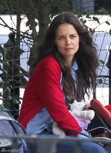 组图：凯蒂-赫尔姆斯带苏瑞玩耍显露母爱