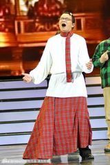 组图：海派春晚录制 黄晓明为“修鞋老爷爷”穿鞋