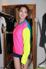 组图：张馨予彩色运动装拍写真 称结婚传闻很荒唐