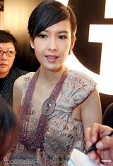 高清组图：周慧敏珠光宝气秀墨镜