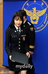 组图：IU被任命为学校暴力防治大使及名誉警察