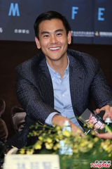 组图：彭于晏《激战》发布会 与张家辉比拼肌肉