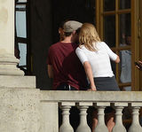 组图：莱奥纳多携新女友托妮现身 牵手秀恩爱