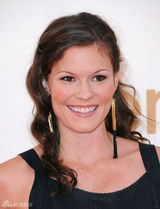 组图：63届艾美奖红毯 邦妮-本特利彩色长裙出挑