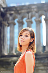 组图：陈怡现身教堂拍写真 撞色长裙秀优雅