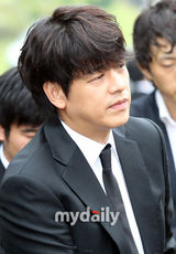 幻灯图：韩星朴龙河骨灰下葬 家人好友送最后一程