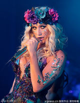 组图：钱妞个唱造型如原始人 头顶花环深V火辣