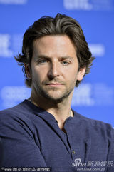 组图：库珀与劳伦斯亮相《乌云背后的幸福线》发布会