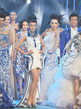 组图：周显欣古典气质走秀穿越青花之韵