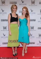 组图：《他和她的情事》杰西卡低胸蓝裙露沟