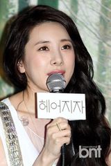 组图：歌手徐仁英发新专辑 清凉装秀身材