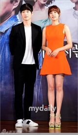 组图：金载沅新剧发布 赵允熙桔色裙性感妩媚