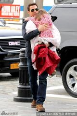 组图：苏瑞遇狗仔如受惊小鹿 汤姆-克鲁斯秀父爱