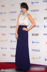 组图：蔡贞安亮相百想红毯 束腰蓝裙典雅清新