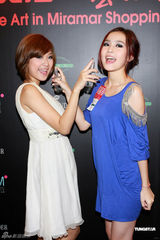 组图：刘欣宜露香肩品尝美酒 称未试过酒后乱性