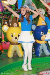 组图：Crayon Pop戴头盔现身握手会 大跳热舞