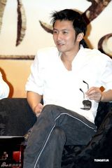 幻灯图：谢霆锋黑超现身新片发布会 范冰冰展优雅