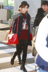 组图：2NE1亮相机场气场足 Crayon Pop可爱范儿