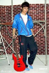 幻灯组图：汪东城代言运动服装 想开画展秀绘画天份