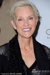 《亚瑟-纽曼》多伦多首映 艾米丽白裙高贵优雅